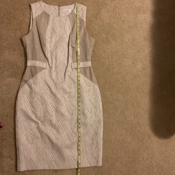Calvin Klein Tan White Sleeveless Jacquard Sheath Dress With Gold Logo Hardware - Picture 7 of 8